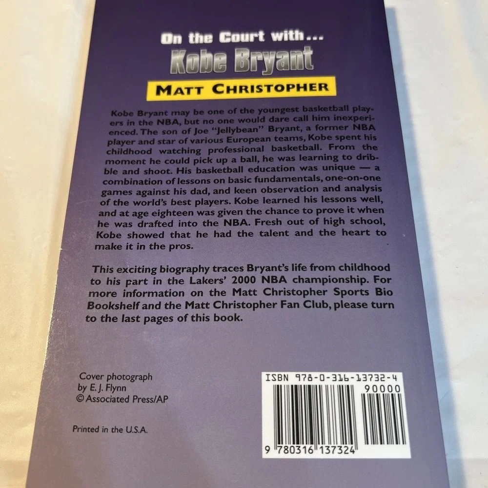 On the Court with ... Kobe Bryant by Matt Christopher (2001, Trade Paperback)